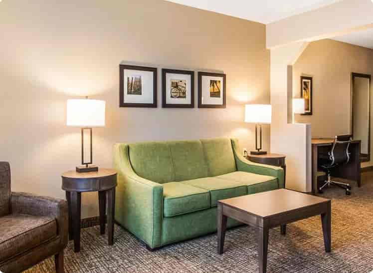 Comfort Suites Maingate East